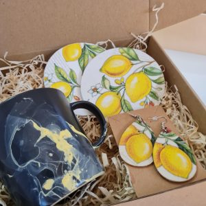Darilni paket LIMONA (škatla, skodelica, uhani, podstavek)