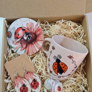 Darilni paket PIKAPOLONICA (škatla, skodelica, uhani, podstavek, dobra misel)